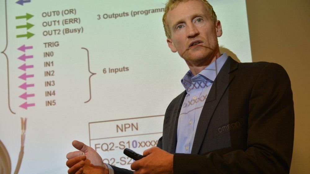 Geir Forsetlund har maskinsyn for kvalitetskontroll på hjernen, og viser frem en modell med flere digitale utganger for ulike inspeksjoner som foretas parallelt.