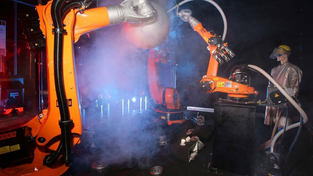 Det er smart å spille på lag med fagpersonell som sveisere for å få robotene til å gjøre en god jobb.
