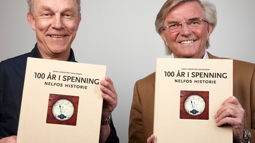 Personene på bildet er fra venstre forfatter av Forfatter Hans Christian Erlandsen (t.v.) med Jostein Skree, administrerende direktør i Nelfo. 