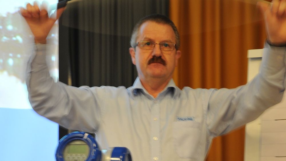 Servicesjef Johnny Østvang demonstrerer Coriolis-effekten.