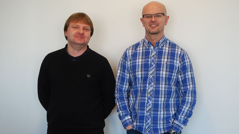 Asle Pedersen (t.v.) er ansatt på kundeservice og innesalg, og Gunnar Jensen er salgssjef for sikkerhetssensorer.