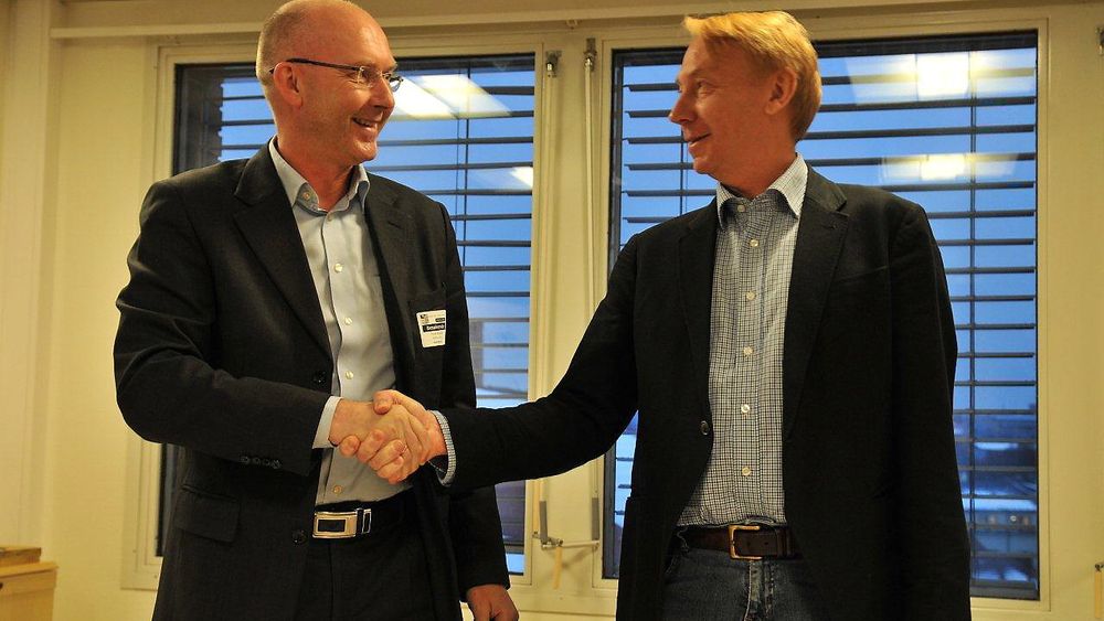 Konsernsjef Terje Bratlie i Malthe Winje (t.v.) og Per Kristiansen, konstituert direktør for vann- og avløpsetaten i Oslo, under kontraktssigneringen for driftskontrollsystemet til Midgardsormen.
