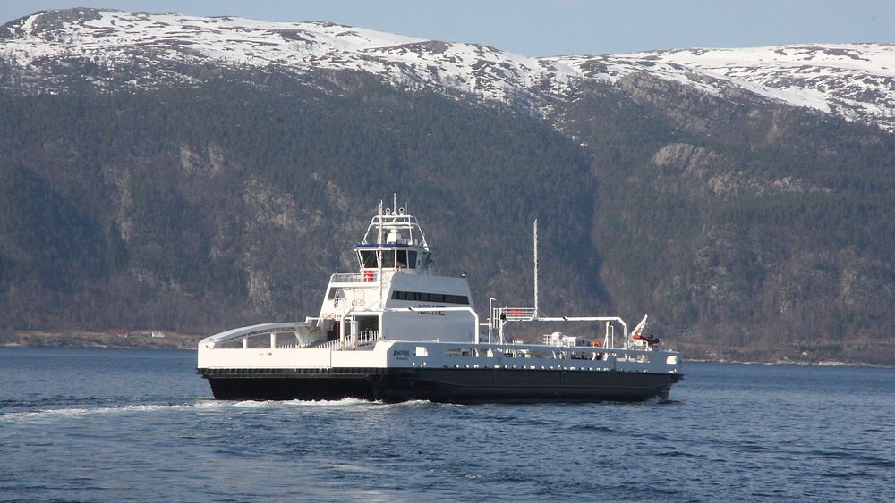 Batterifergen Ampere kryssser Sognefjorden på E39 Lavik-Oppedal. 