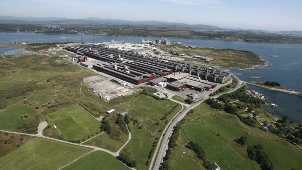 MINDRE STRØM: Hydros aluminiumsverk på Karmøy og resten av den kraftkrevende industrien kutter kraftig i strømforbruket i år, ifølge Norsk Industri havner de på 1982-nivå. Manglende etterspørsel fører til nedleggelser, permitteringer og oppsigelser, tror NHO-organisasjonen.
