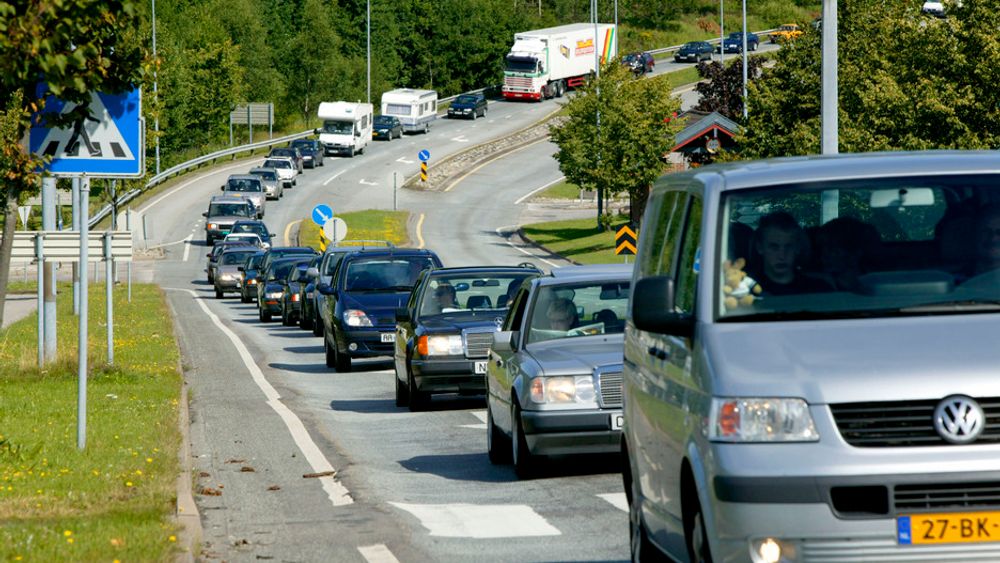 MINDRE KØ: Køen mot Svinesund vil i beste fall forsvinne, og i verste fall kun bevege seg raskere, når E6 i Østfold får 32 kilometer ekstra 4-felts motorvei.