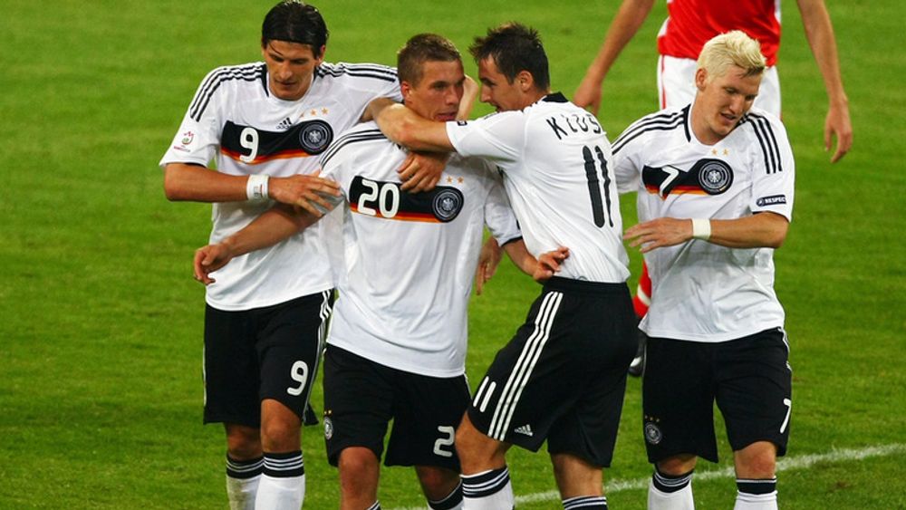 Mario Gomez (f.v), Lukas Podolski, Miroslav Klose, Bastian Schweinsteiger og resten av det tyske mannskapet har størst sjanse for å vinne EM når fire kamper er spilt, ifølge Norsk Regnesentral.