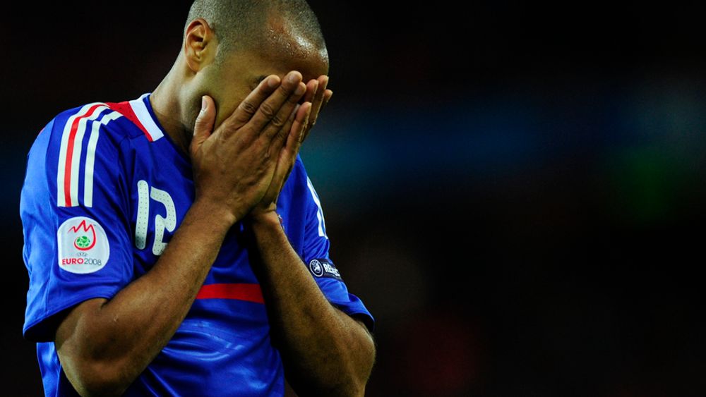 SYND OG SKAM: Thierry Henry, idet han gir uttrykk for det mange av oss frankofile følte i går. HD-bilder gnir elendigheten ekstra godt inn.