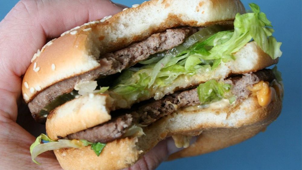 IKKE BESTRÅLT: Kjøttdeig og hamburgere er blant matvarene som kan føre med seg e.coli-smitte. Så langt har EU med Tyskland i spissen nektet å godta bestråling av denne type matvarer. Men etter flere dødsfall tar diskusjonen seg nå opp om teknologien bør brukes for å kverke e.coli, salmonella og listeria.