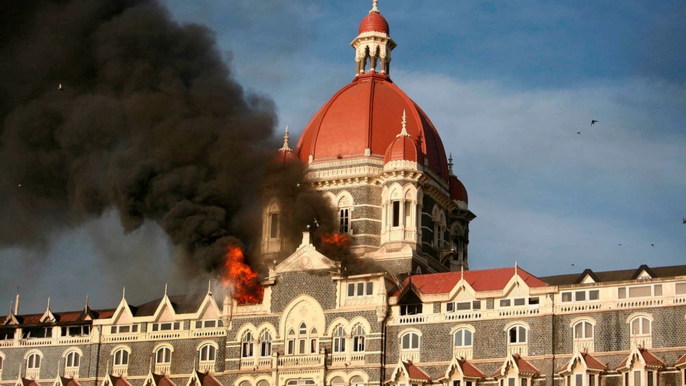 ANGREPET: Røyk stiger fra Taj Mahal Hotel i Mumbai. Her ble gisler holdt fanget frem til i dag.