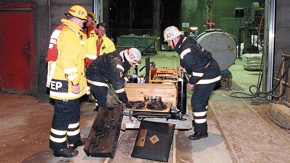 Redningsmannskaper jobber på spreng for å nå en 51 år gammel gruvearbeider som har vært innesperret etter et ras i en gruve i midt-Sverige søndag.