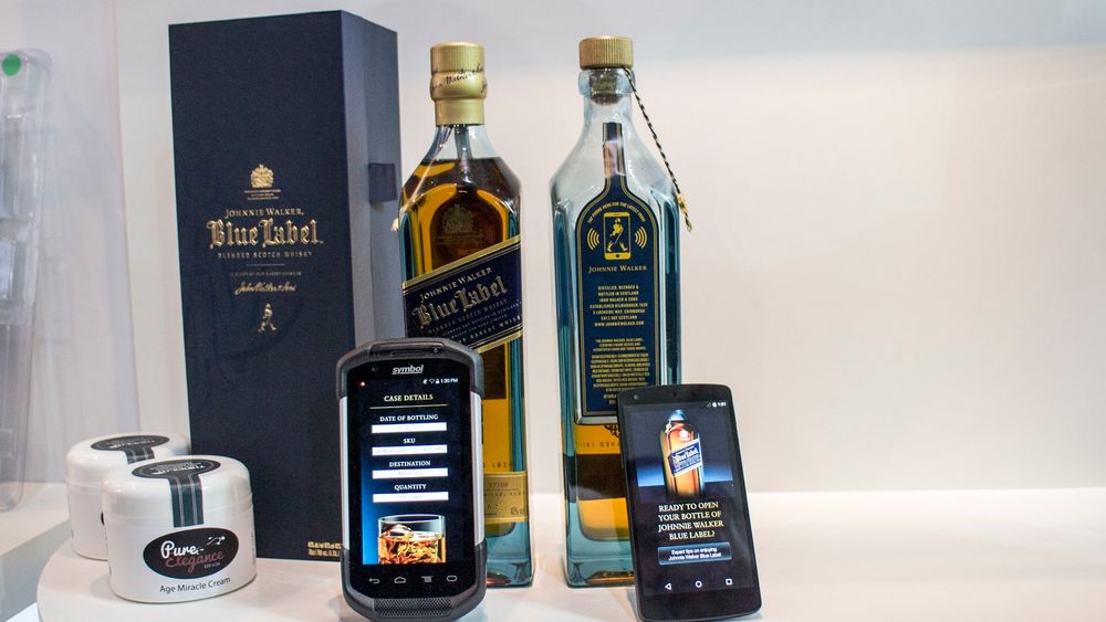 Whisky og kosmetikk med nettkontakt: Berører du Thinfilms nye smarte etikett på flaska eller boksen med en NFC-mobil vil då få beskjed om produktet har vært åpnet og om det er ekte vare. Du vil også kunne få opp produsentens nettside og få mer informasjon om produktet og kanskje tilbud på andre produkter.  