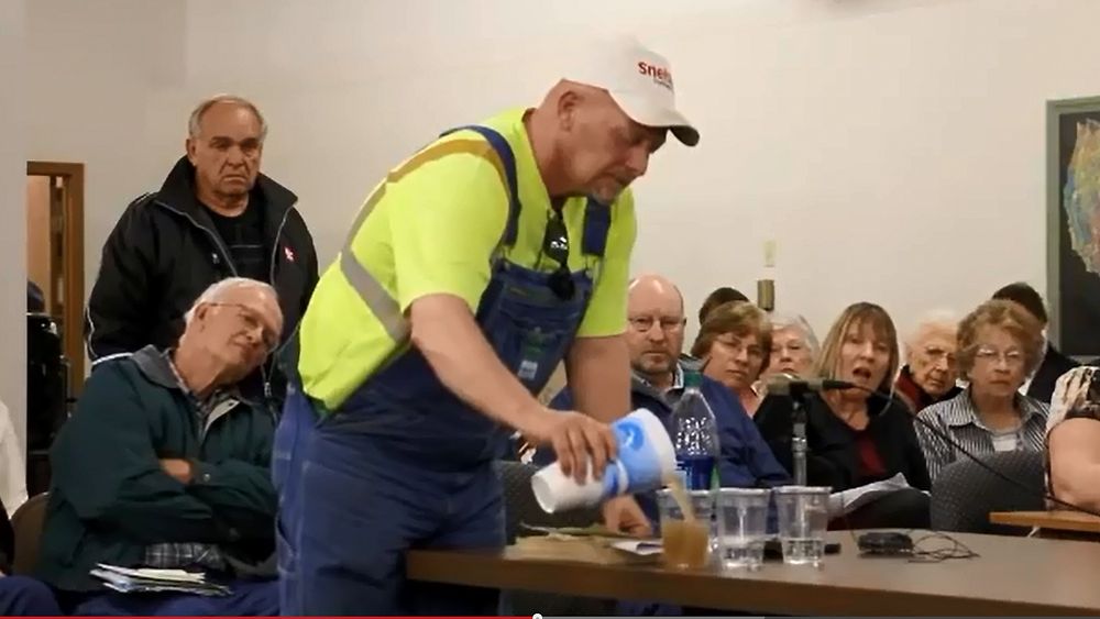 James Osbourne forsøker å demonstrere hva som kan skje dersom avfallsvannet fra fracking blir injisert i avfallsbrønner i Nebraska. 