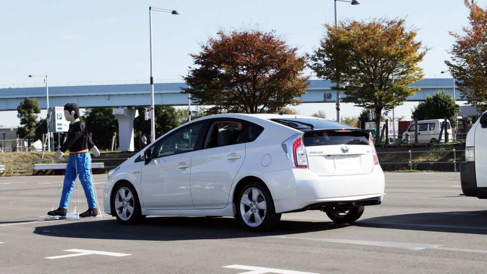 Anti-kollisjon: Toyotas nye TSS-system skal i sin mest avanserte konfigurasjon stoppe automatisk for fotgjengere. Foto: Toyota.