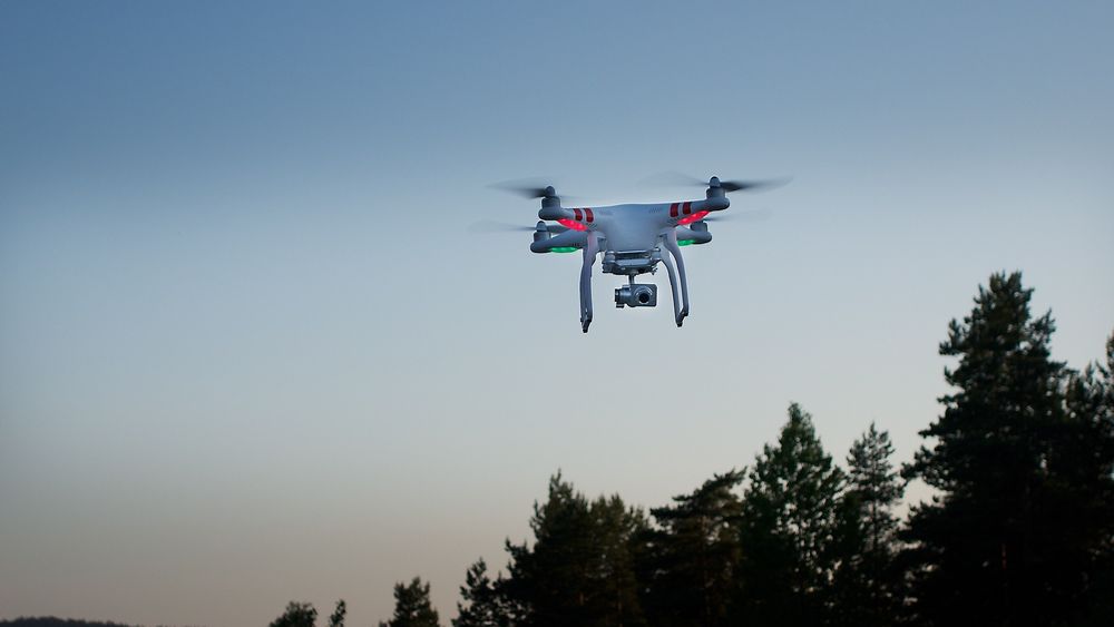 DJI er verdens største produsent av droner til private og kommersielle formål. Bildet viser en DJI Phantom Vision Plus. Foto: Eirik Helland Urke