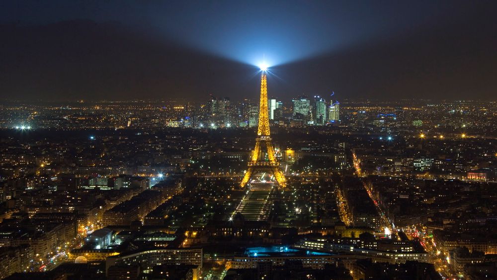 Forbudt: Det er ikke lov å fly sivile droner over Paris. Bildet viser Eiffeltårnet mitt i den franske hovedstaden. 