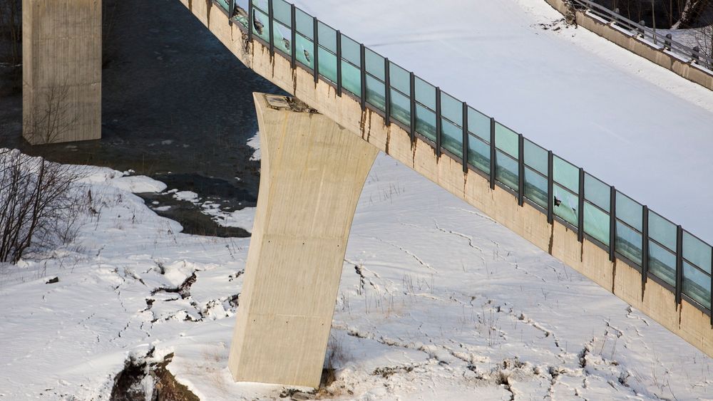 Skred: Da massene løsnet under Skjeggestadbrua, oppsto det en knekk i selve brua. 