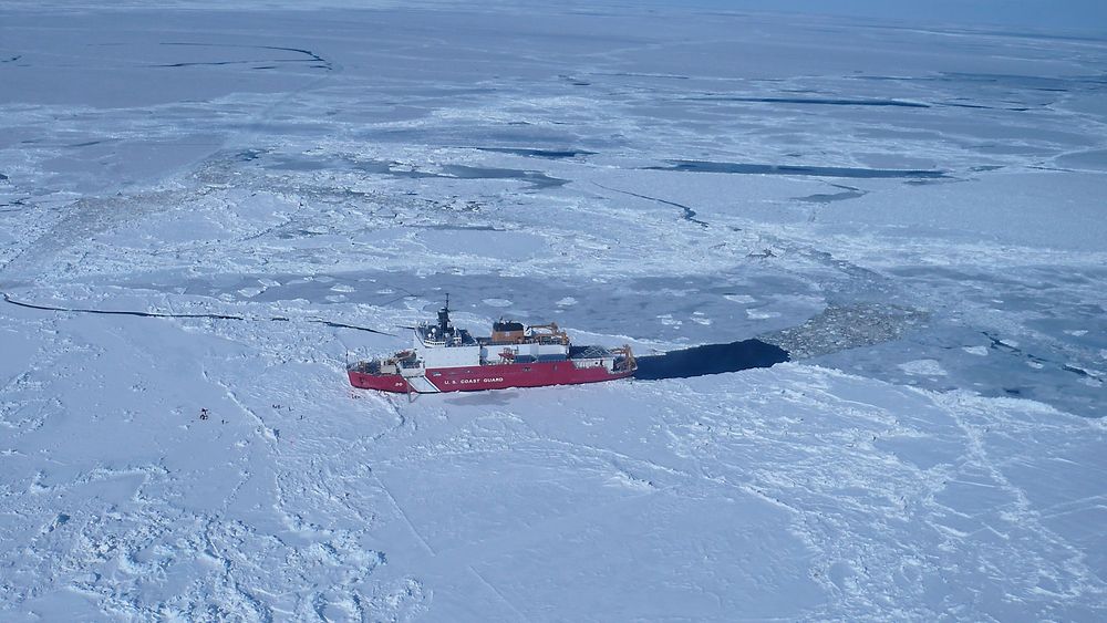 Arktis skjuler store ressurser, men setter mennesker og utstyr på store utfordringer. Isbryteren Healy i Beringstredet. Forskere er ute på isen.  