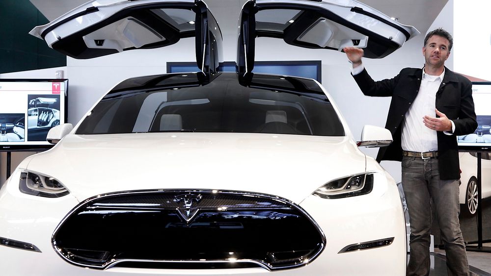 Franz von Holzhausen, sjefdesigner i Tesla Motors, snakker om falkevingedørene på en pressekonferanse i Detroit. 
