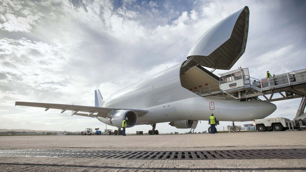 Her er en A350-vinge i ferd med å lastes ombord i Beluga på Airbus' vingefabrikk i Broughton. Deretter flys vingen til sluttmongeringsfabrikken (FAL) i Toulouse. 