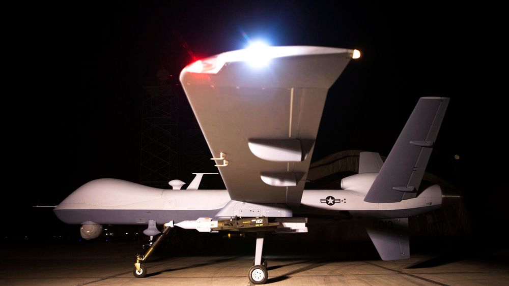 En MQ-9 Reaper-drone på en base i Afghanistan. En rekke forskere tar nå til orde for å forby autonome våpen, men presiserer at fjernstyrte droner fortsatt skal være tillatt. 