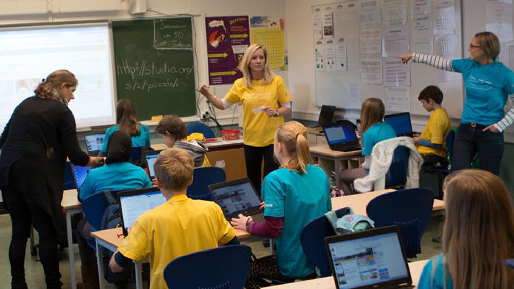 En samlet IT-bransje krever at koding blir obligatorisk fag i skolen. Arkivfoto fra kodetime hos Ullevål skole i Oslo.