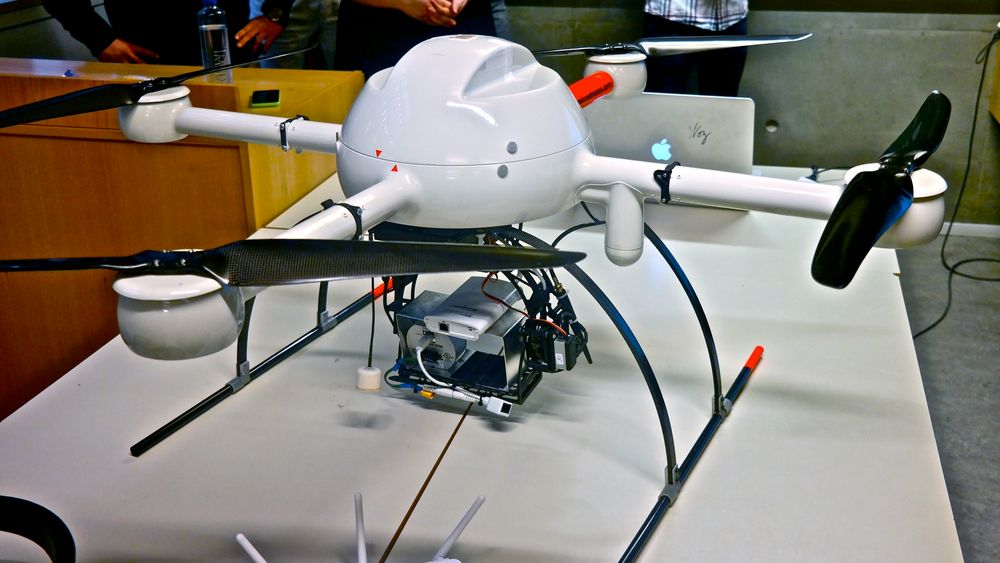 Tåler frakten: Studentene har funnet ut at Microdrones md4-1000 droner kan egne seg i redningsaksjoner, på grunn av at de tåler å frakte med seg en mobil basestasjon. 