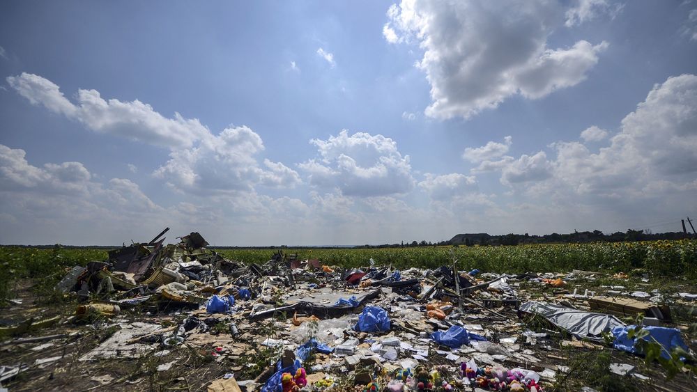 I en eng i nærheten av landsbyen Hrabove øst i Ukraina befinner restene av MH17 seg. B777-flyet fra Malaysia Airlines ble skutt ned 17. juli i fjor. Bildet er tatt seks dager senere. 
