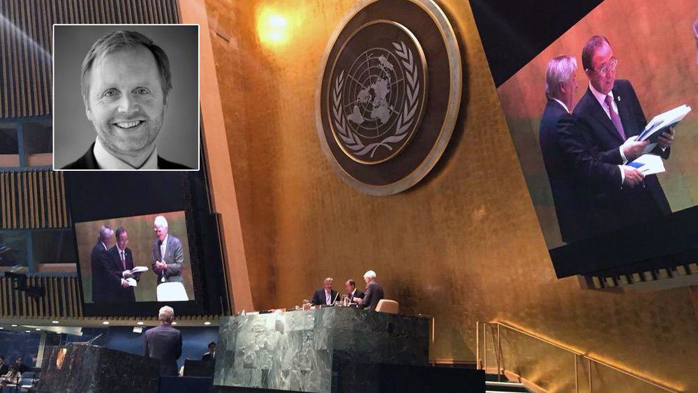 Her overleverer CEO i DNV GL, Henrik O. Madsen, deres bærekraft-rapport til FNs generalsekretær Ban Ki-moon  