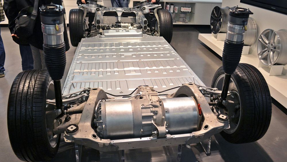Selv om virkningsgraden i motoren til elbiler er høy, fører temperatur, endringer i turtall, inverter og batteri til at den totale virkningsgraden blir langt lavere. Her illustrert med en Tesla Model S.