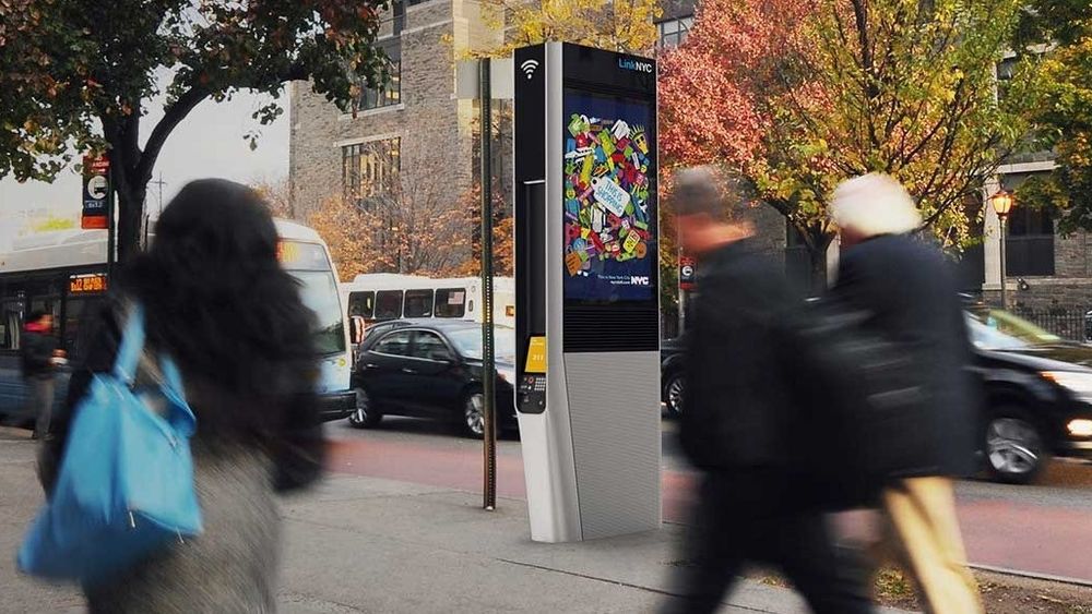 Det dels Google-eide LinkNYC skal bygge 10.000 wifi basestasjoner i New York på steder der telefonkioskene tidligere sto. Reklame skal finansiere utbyggingen på 200 millioner dollar.