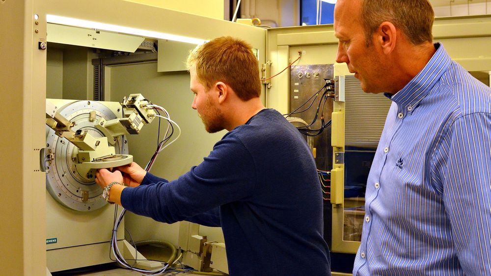 Tor Olav Sunde (til venstre) er på en lab hvor NTNU gjør Røntgendiffraksjon. XRD(X-Ray Diffraction) er en veldig enkel og effektiv teknikk for å bekrefte at tynnfilmen er blitt dannet og at den har den riktige krystallstrukturen.