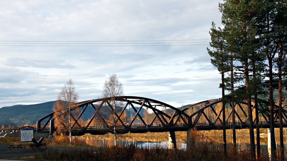 Evenstad bru i Østerdalen regnes som en av de første moderne trebrukonstruksjoner. Den har tverrspente dekker som nå kan bli forbudt.