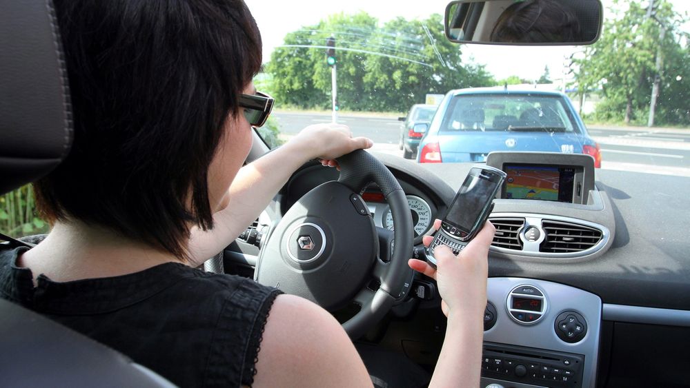 Å skrive SMS mens du kjører dobler ulykkesrisikoen, ifølge amerikansk studie. 