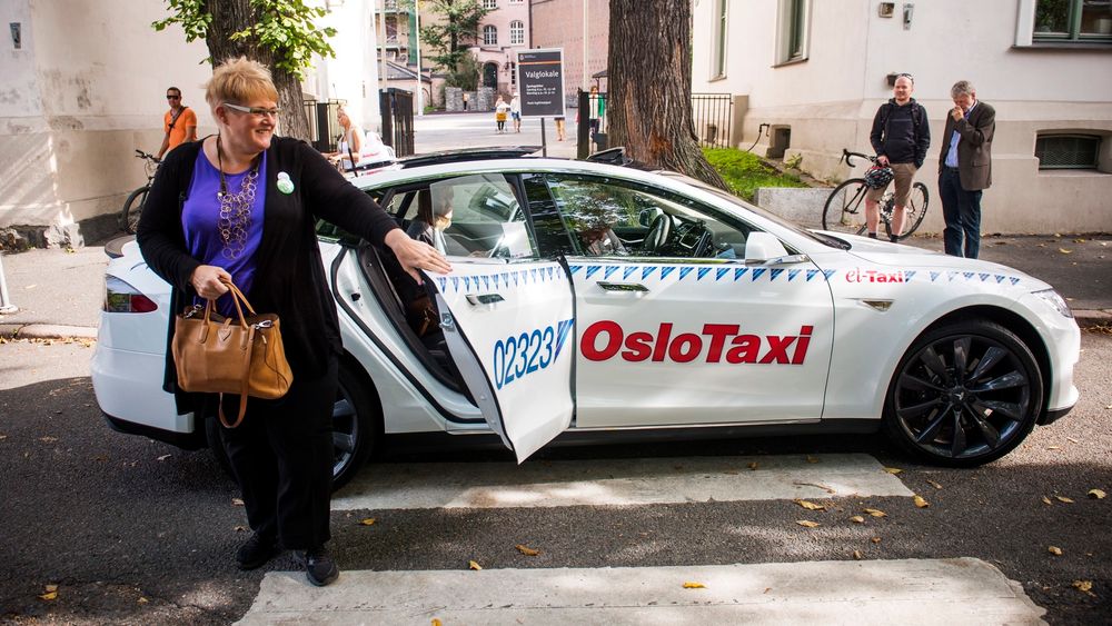 Et fåtalls drosjeeiere har allerede begynt å ta i bruk elbiler. Her ankommer Venstre-leder Trine Skei Grande Stortinget i en Tesla-taxi. Foto: Fredrik Varfjell / NTB scanpix 
