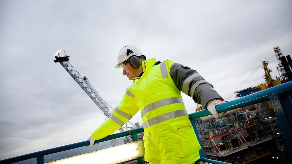 Statoils nye sokkelsjef, Arne Sigve Nylund, holder seg fast i vindkastene på Oseberg feltsenter i Nordsjøen.