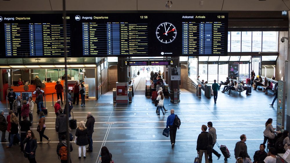 Forsker Sindre Høyland mener vi bør vurdere samme type overvåkning av offentlig transport som i Madrid til norske transportterminaler som Oslo S. 