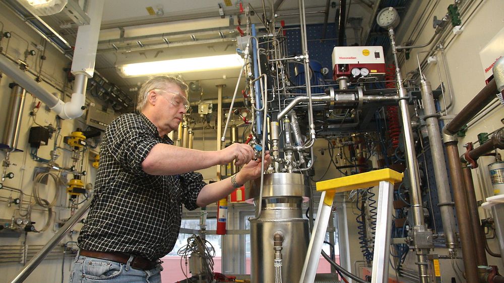 Klargjøring: Knut Fosse forbreder tester i en reaktor på ett av de mange laboratiriene til Norner. 