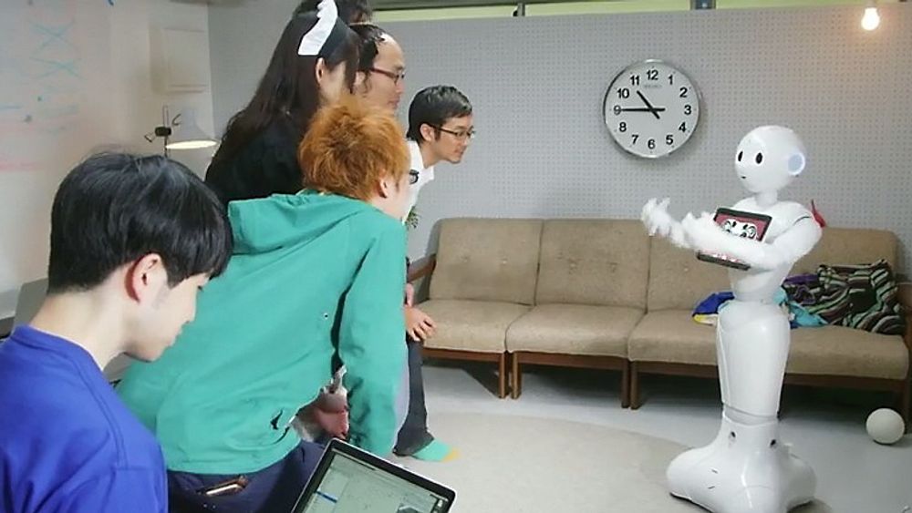 Pepper forstår følelser og lærer av interaksjon med mennesker, ifølge selskapet bak roboten. 