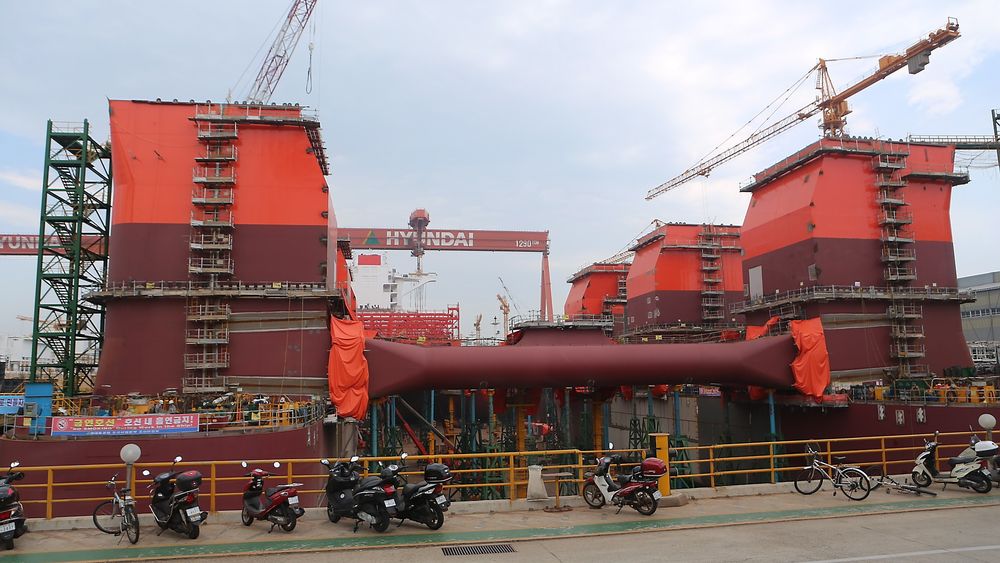 Den halvt nedsenkbare boreriggen Bollsta Dolphin bygges for riggselskapet Dolphin Drilling som eies av Fred Olsen Energy. Riggen bygges ved Hyundai Heavy Industries i Ulsan, Sør-Korea. Bildet er fra våren 2014, da mye arbeid gjenstod.
