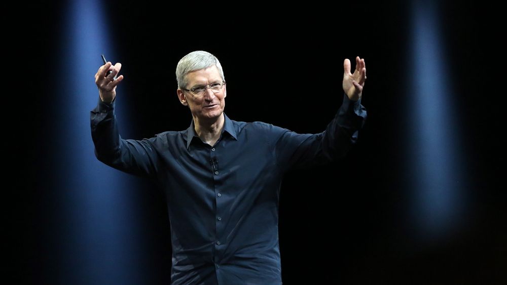Apple, her representert ved selskapets direktør Tim Cook, har utviklet en smartklokke og setter den i produksjon i juli, opplyser kilder i industrien til Reuters. Apple vil ikke kommentere meldingen. 