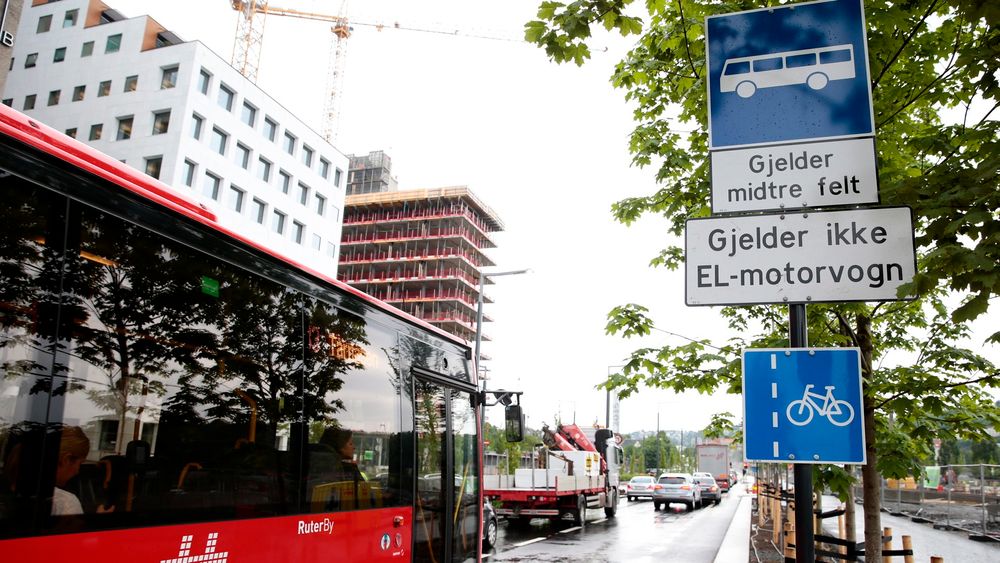 Elbilene får ikke kjøre i kollektivfeltene i Bjørvika, i et forsøk på å bedre fremkommeligheten for busser i området. Mellom 50 og 80 busser i timen kjører Dronning Eufemias gate. 