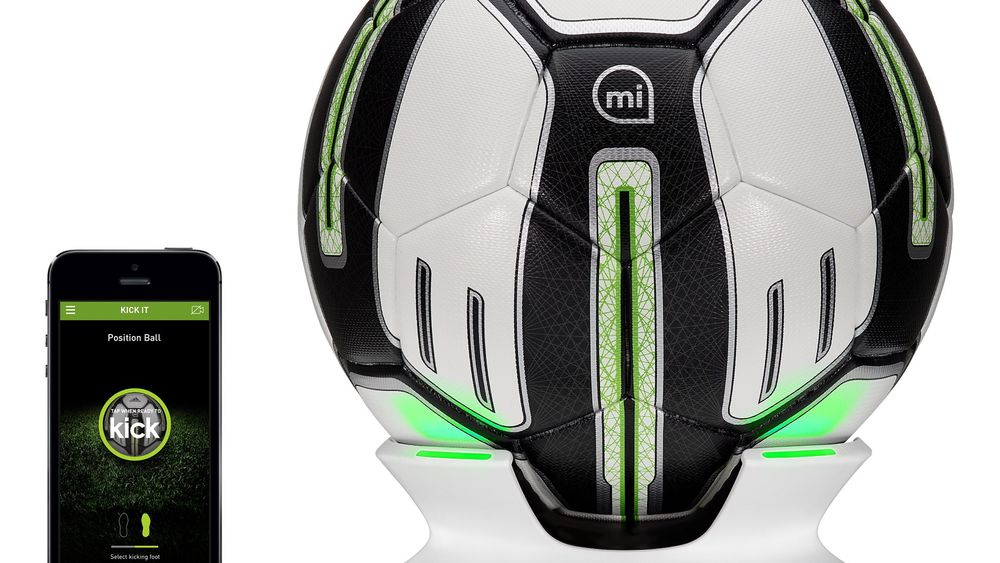 Hightech fotball: Adidas nye miCoach fotball, med medfølgende lader og app tilgjengelig på Appstore, lvoer å forbedre dine forballprestasjoner 