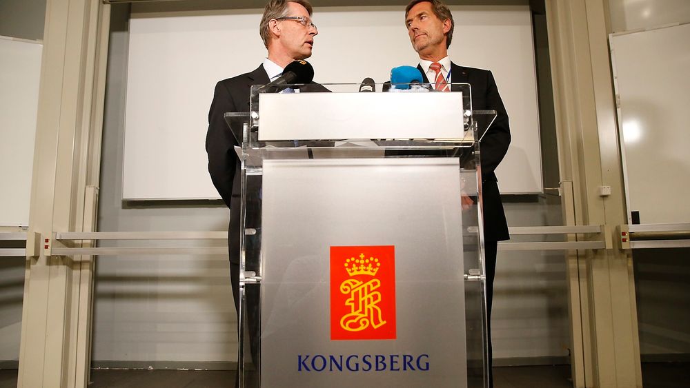 Administrerende direktør i Kongsberg Gruppen, Walter Qvam (t.h.) og styreleder Finn Jebsen under en pressekonferanse i anledning at en av selskapets ansatte er siktet for grov korrupsjon i forbindelse med leveranser til Romania. 