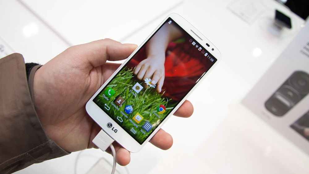 LG forsøker å selge inn at en 4,7-tommer kan kalles en minitelefon. Foto: Marius Valle