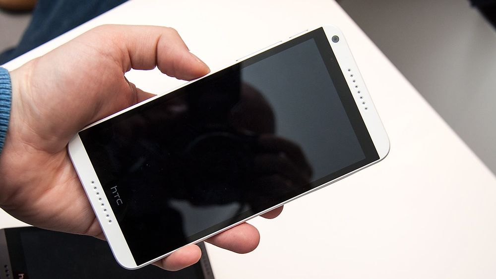HTC Desire 816 har 5,5 tommers skjerm og fronthøyttalere. Foto: Marius Valle