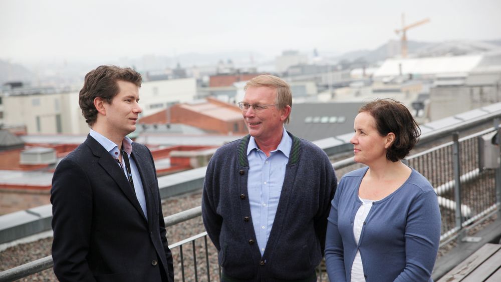 SJELDEN RASE: Knut Mansika (midten), Katrin Lervik og Ingar Steinsvik har god oversikt over Oslo fra kontorene i Akersgata. De utgjør halvparten av ingeniørene som jobber i OED, og sier ingeniørbakgrunnen gjør det ekstra spennende å være med på å påvirke tunge politiske prosesser.