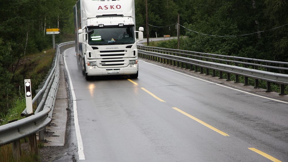 Mend det danske Vejdirektoratet øker fartsgrensen for å bedre trafikksikkerheten langs danske landeveier, mener det norske Vegdirektoratet økt fart øker ulykkesrisikoen betraktelig. 