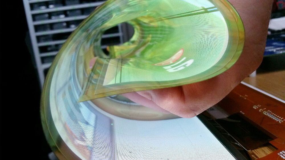  Fleksibel: En av fordelene med OLED-skjermer er at de er produsert på en polymerfilm. Det gjør dem fleksible og kan gi mange spennede formfaktorer. LG har demonstrert en TV som både kan kontrollere om den skal være flat og buet via fjernkontrollen.