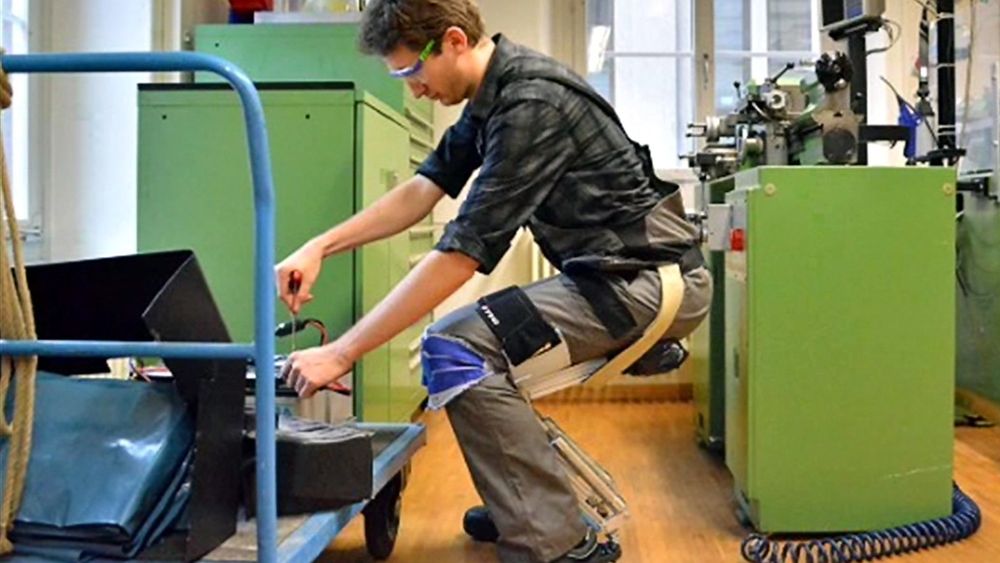  Det ser tungt ut, men skal vi tro produsenten koster det ikke brukeren en kalori å opprettholde hockeystillingen i sitt arbeid.