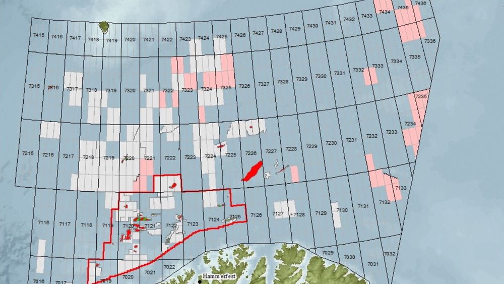 Her er blokkene (rosa) som myndighetene foreslår å åpne for leting i 23. konsesjonsrunde. De grå feltene er allerede åpnet. Statoil utelukker ikke at de vil søke på lisenser lenger nord enn Hoop, hvor de i sommer har boret de nordligste letebrønnene på norsk sokkel. Selskapet er operatør for et samarbeid som skyter seismikk i området.  